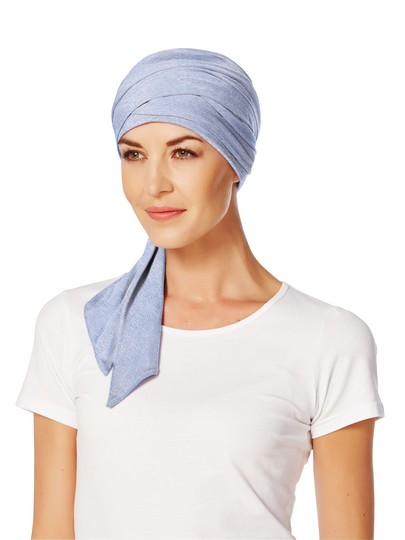 mantra tørklæde med lange bindebånd fra christineheadwear soft collection lys blå