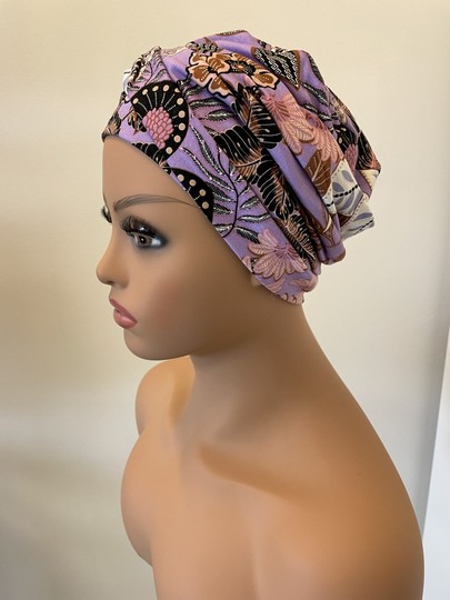 Malou turban til kræftramte i lilla paisley mønster