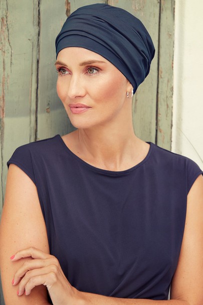 Nomi turban fra Christine headwear i blå. Hue til kræftramte