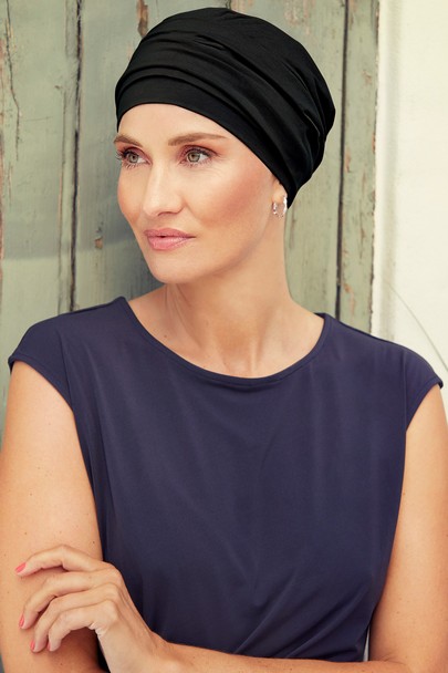 Nomi turban fra Christine headwear i sort. Hue til kræftramte