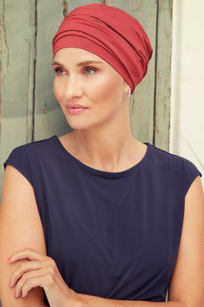 Nomi turban fra Christine headwear i rød. Hue til kræftramte
