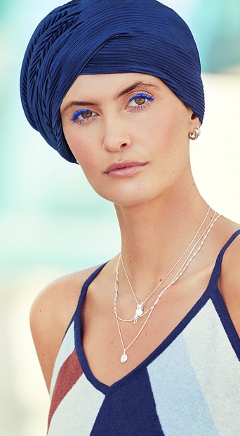 Luna V fra viva headwear i mørk blå plisse, hue til kræftramte