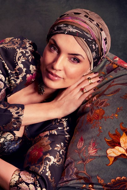 Scarlett dark beige & exotic mix flot turban til kræftramte